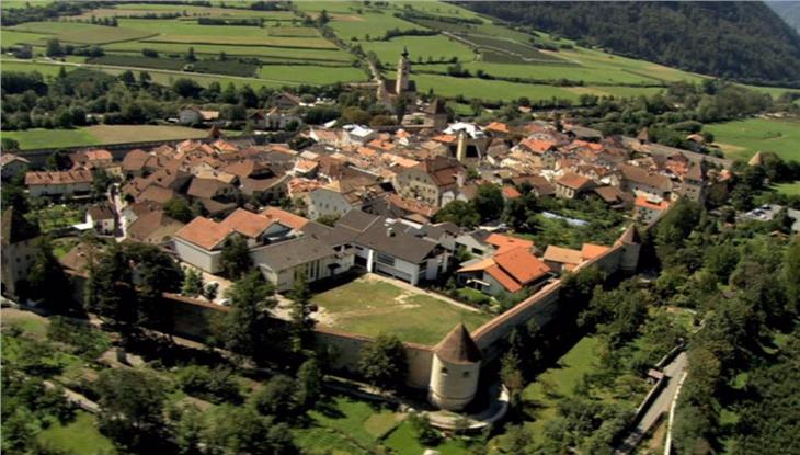 Mit einer weiteren Million Euro wird die Zusammenarbeit zwischen den Gemeinden unterstützt, auch die Stadtgemeinde Glurns profitiert davon. (Foto: südtirol.com)