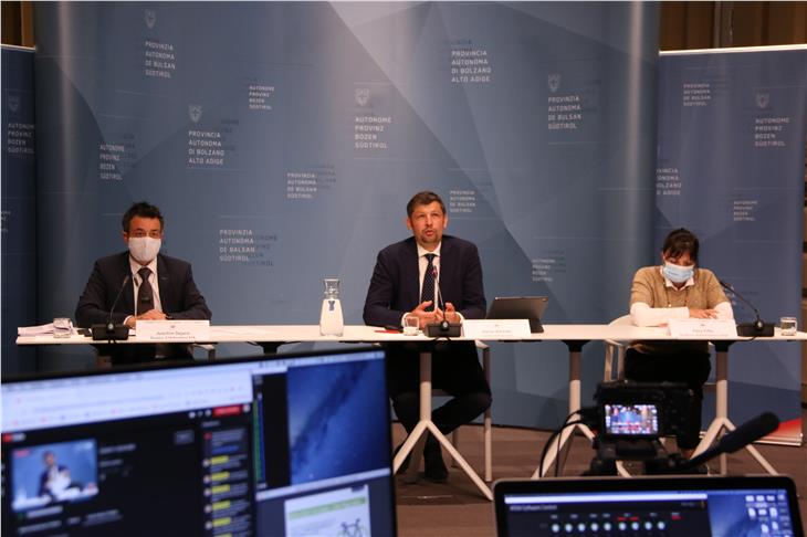 Der öffentliche Personennahverkehr in Südtirol ist für Phase 2 gerüstet: (v.l.) Dejaco, Alfreider, Piffer bei der heutigen (5. Mai) Landesmedienkonferenz. (Foto: LPA/Fabio Brucculeri)