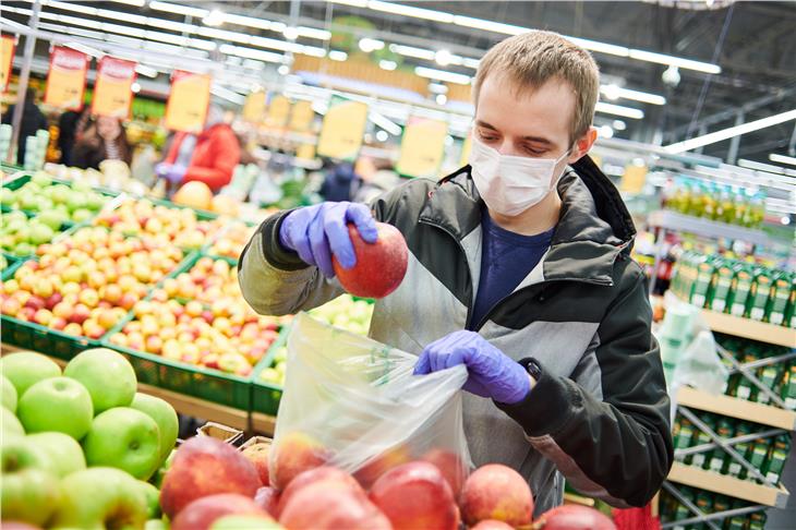 Handschuhe schützen vor Infektion, aber nur wenn man sie richtig verwendet - zum Beispiel jedes Paar nur einmal. (Foto: 123rf.com/Dmitry Kalinovsky)