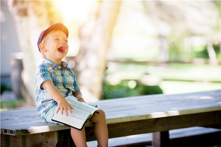 Bücher lesen und Sachpreise gewinnen: Die Sommerleseaktion soll bei Kindern und Jugendlichen die Lust am Lesen wecken. (Foto: Ben White/Unsplash)