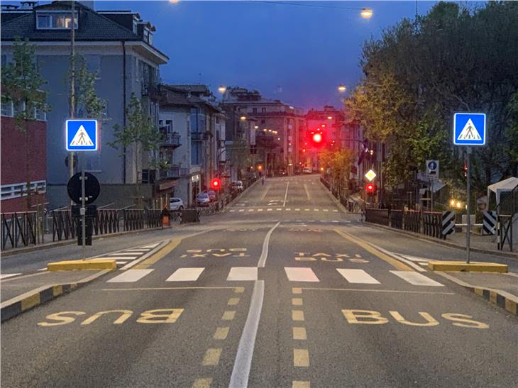 Leere Straßen in Bozen während der Ausgangssperre: Der Rückgang des Verkehrs hat auch zu einem merklichen Rückgang der Schadstoffe geführt. (Foto: Landesagentur für Umwelt und Klimaschutz)