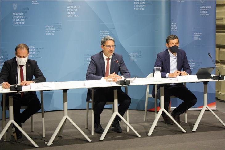 Bei der Landesmedienkonferenz: (v.l.) Vettorato, Kompatscher, Alfreider  (Foto: LPA/Franco Grigoletto)