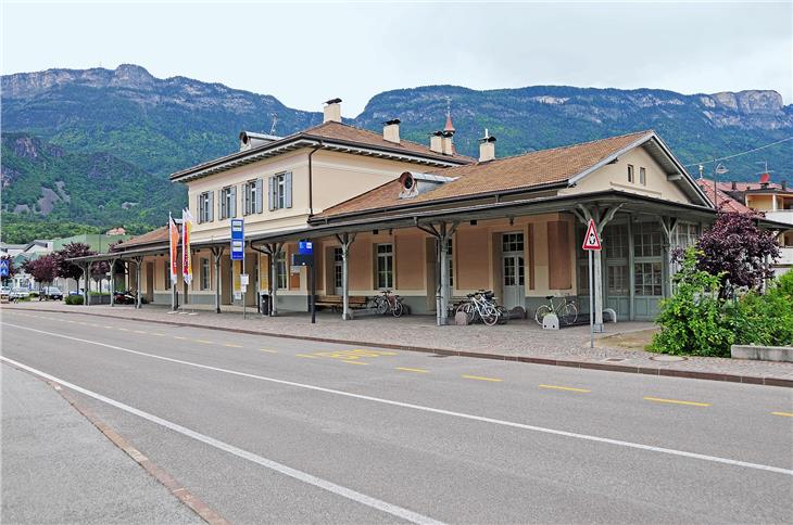 Die Landesregierung hat heute beschlossen, den ehemaligen Bahnhof von Eppan in St. Michael unter Denkmalschutz zu stellen. (Foto: Hubert Berberich/wikimedia.org)
