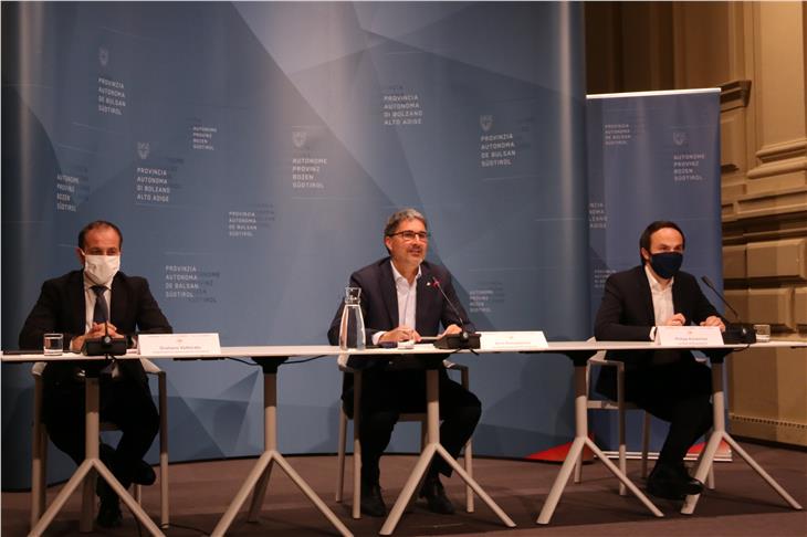 Bei der heutigen Medienkonferenz: (v.l.) LR Vettorato, LH Kompatscher, LR Achammer. (Foto: LPA/Fabio Brucculeri)