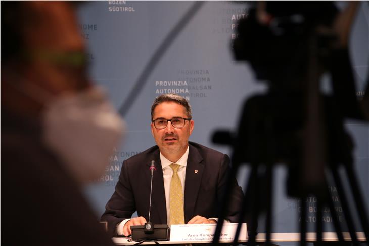 LH Kompatscher in der heutigen (19. Mai) Landesmedienkonferenz: "Einige Bürger verhalten sich, als gäbe es kein Morgen!" (Foto: LPA/Fabio Brucculeri)