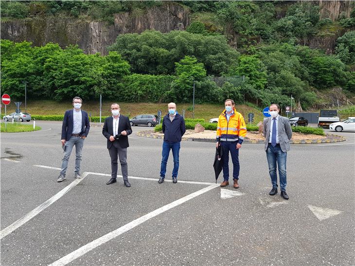 Die Arbeiten für den neuen Kreisverkehr in Leifers Nord wurden übergeben und können nun anlaufen. Vor Ort: Seppi, Bianchi, Pagani, der Vertreter der Baufirma Michael Goller und LR Vettorato (Foto: LPA)