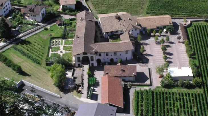 Wer eine landwirtschaftliche Oberschule (im Bild der Happacherhof in Auer) abgeschlossen hat, kann am Auswahlverfahren für Landwirtschaftstechniker teilnehmen. (Foto: LPA)