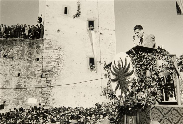 Eine Schicksalsstunde in der Geschichte Südtirols, aber auch in Magnagos Leben: Die Kundgebung "Los von Trient" am 17. November 1957auf Schloss Sigmundskron. (Foto: Landesarchiv)