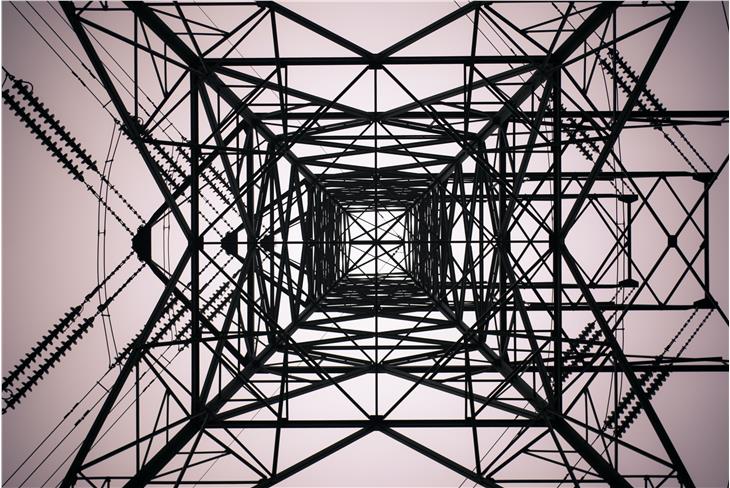 Im Eisacktal werden nach Umsetzung des neuen Infrastrukturprojekts von sechs überirdischen Leitungen nur mehr zwei übrig bleiben. (Foto: Unsplash)