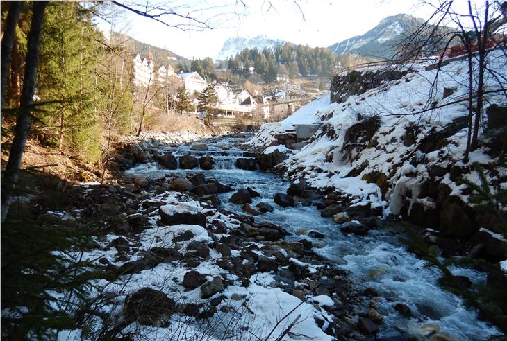 Auf einem Abschnitt von rund 100 Metern Länge hat das Landesamt für Wildbach- und Lawinenverbauung Nord die Ufermauer des Grödnerbachs saniert. (Foto: Amt für Wildbach- und Lawinenverbauung Nord)