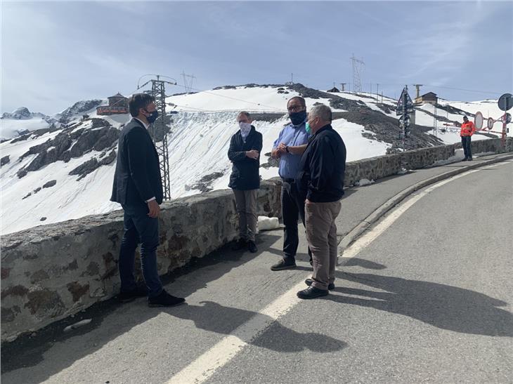 Ortsaugenschein auf der Straße aufs Stilfser Joch: LR Alfreider mit Vertretern der Gemeinde und des Straßendiensts. (Foto: LPA)