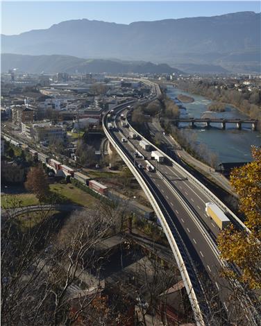 Auch entlang der A22 in Bozen werden die Stickstoffdioxid-Grenzwerte regelmäßig überschritten. (Foto: LPA)