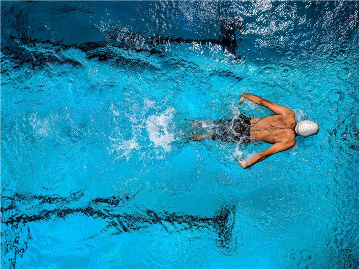 Für die Schwimmbäder im Freien gilt: Sicherheitsabstände einhalten und Ausstattung desinfizieren. (Foto: Pexels)