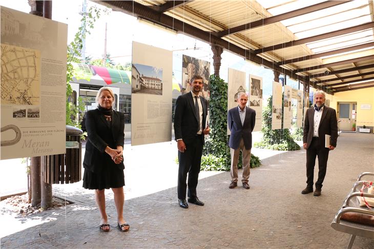 Architekturschau im Bahnhof Meran eröffnet: Mitterer, LR Alfreider, Scheidle und BM Rösch. (Foto: LPA)