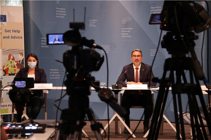 LH Kompatscher und Nardo (l.) bei der heutigen Pressekonferenz. (Foto: LPA/Fabio Brucculeri)