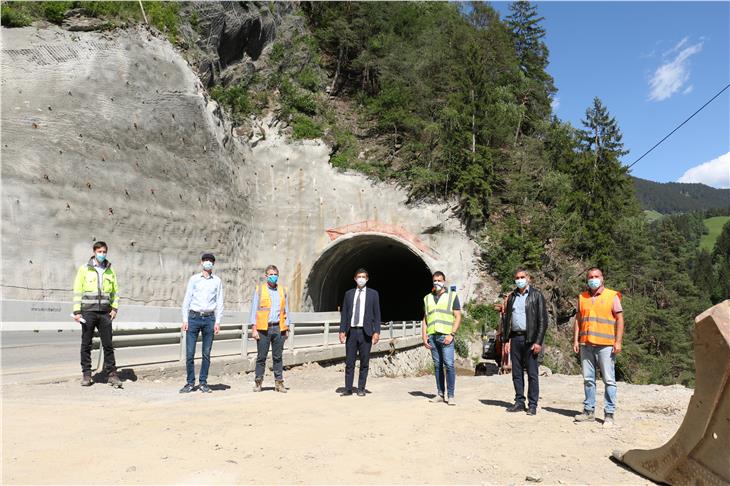 Übergabe in St. Pankraz: (v.l.) Bauleiter Rupert Marinelli, Amtsdirektor Strimmer, Firmenvertreter Emilio Bianchi, Landesrat Alfreider, Firmenvert. Michael Auer, Bürgermeister Holzner, und Firmenvert. Mauro Fain (Foto: LPA/Ingo Dejaco)