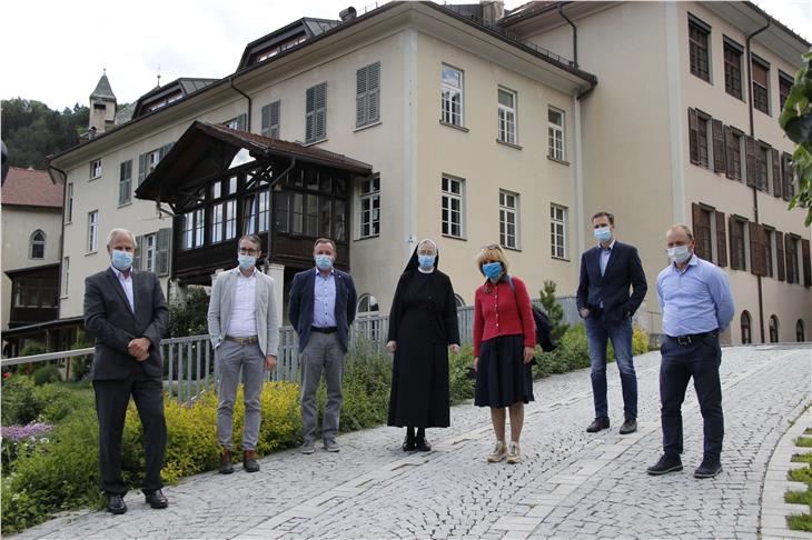 Lokalaugenschein in Mühlbach mit BM Prugger, BM Überbacher (Natz-Schabs), BM Huber (Vintl), Sr. Elisabeth Tschurtschenthaler, LRin Deeg, Christian Klotzner und BM Faller (Rodeneck). (Foto: LPA/Hannes Wisthaler)