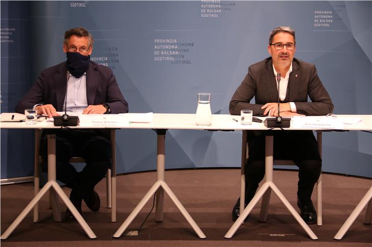 LR Widmann (l.) und LH Kompatscher dankten der Bevölkerung für deren "Bürgersinn". (Foto: LPA/Fabio Brucculeri)