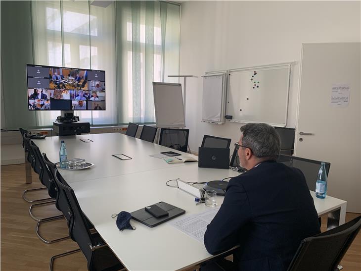 LH Kompatscher in der Videokonferenz zum Sinn von zwei Arbeitstischen: "Regionen und Provinzen mit Sonderstatut haben andere Abkommen mit dem Staat als jene mit Normalstatut." (Foto: LPA/Elisa Gentile)