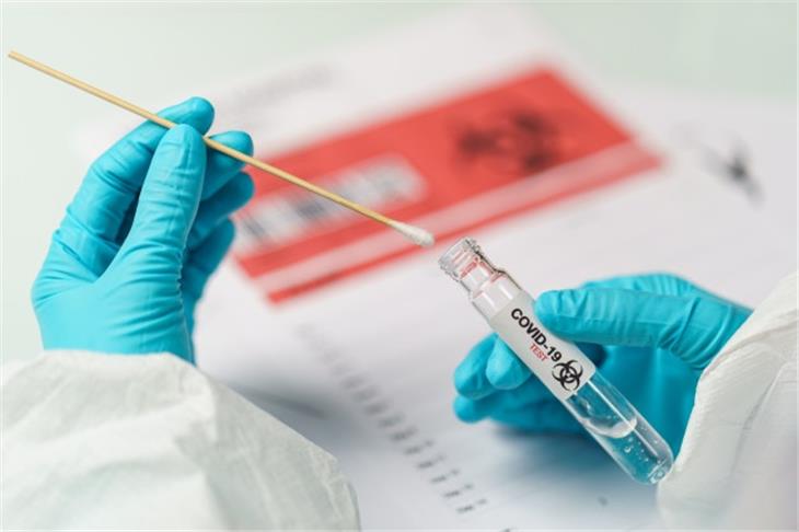 Im Auftrag des Südtiroler Sanitätsbetriebs wurden bisher insgesamt 67.965 Abstriche von 31.800 Personen auf das neuartige Coronavirus untersucht. (Symbolbild: it.freepik.com)