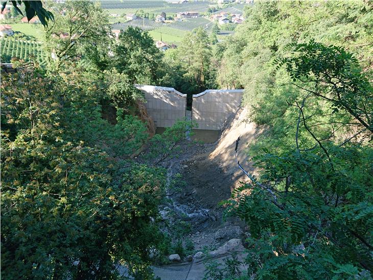 Das Landesamt für Wildbach- und Lawinenverbauung West hat in der Schlucht oberhalb der Kirche in Gratsch ein Rückhaltebecken gebaut. (Foto: LPA/Amt für Wildbach- und Lawinenverbauung West)