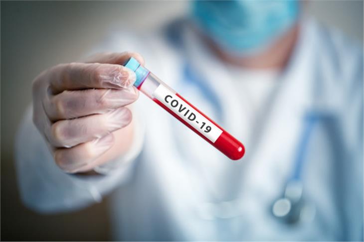 Im Auftrag des Südtiroler Sanitätsbetriebs wurden bisher insgesamt 68.513 Abstriche von 32.135 Personen auf das neuartige Coronavirus untersucht. (Symbolbild: it.freepik.com)