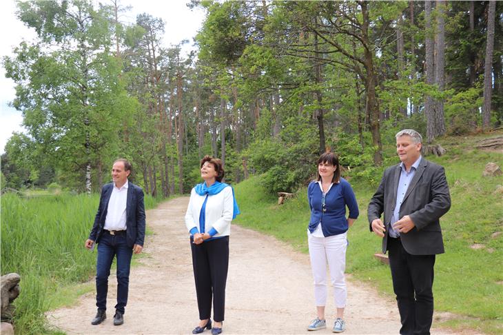 Die Landesräte Vettorato und Hochgruber Kuenzer mit Alberta Stenico, Biologisches Labor, und Othmar Stampfer, Bürgermeister Völs (v.l.): Das Land investiert viel in die Erhaltung von Lebensräumen und Arten. (Foto: LPA/Thomas Laconi)