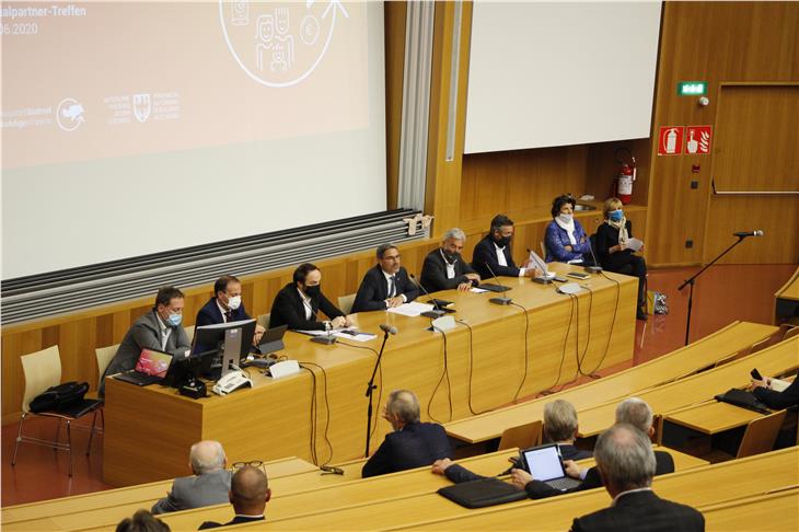 Das heutige Treffen der Landesregierung mit den Sozialpartnern an der Uni (Foto: LPA/Hannes Wisthaler)