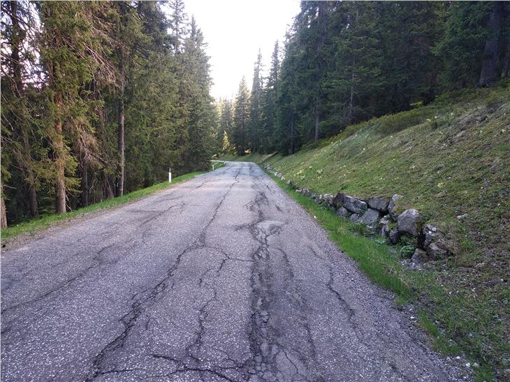 Der stark beschädigte Straßenkörper der Staatsstraße auf den Jaufenpass in Kalch muss dringend umfassend saniert werden. (Foto: LPA)