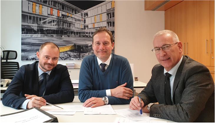 LR Bessone (Mi.) in einer Aufnahme vor Corona-Zeit mit den Führungskräften Paolo Montagner (r.), Daniel Bedin (l.): "Die neuartige Ausschreibungsform der Instandhaltungsarbeiten birgt große Chancen für das heimische Handwerk.&quo