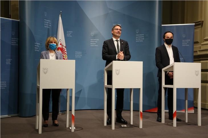 	Bei der heutigen Pressekonferenz (v.l.) LRin Deeg, LH Kompatscher, LR Achammer (Foto: LPA/Fabio Brucculeri)