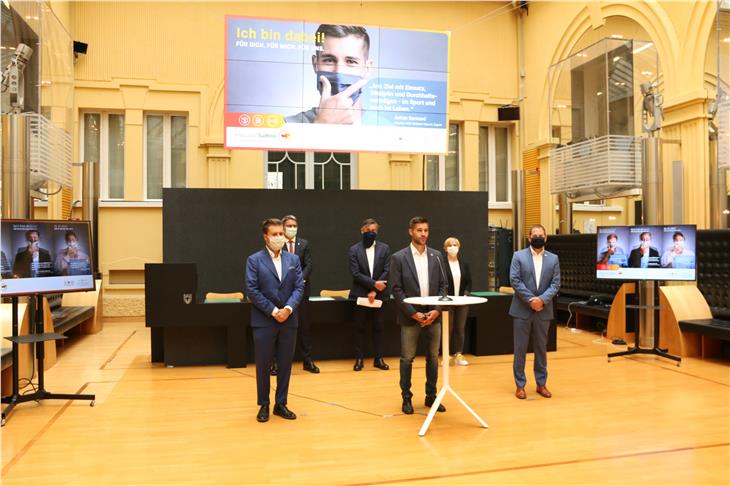 Stellten die neue Kampagne vor: Event-Manager Picarella, HCB-Kapitän Bernard,  SWR-Präsident Mussak (vorne v.l.) sowie LH Kompatscher, LR Widmann und Pflegedirektorin Siller (hinten). (Foto: LPA/Fabio Brucculeri)