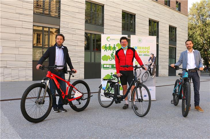 Bis zum 18. Juli kann man E-Bikes ausprobieren: Schmidhofer (Papin Sport), STA-Präisdent Ausserdorfer und Green Mobility-Koordinator Reiterer haben die Aktion "Relaxed to work" vorgestellt. (Foto: LPA/Roman Clara)