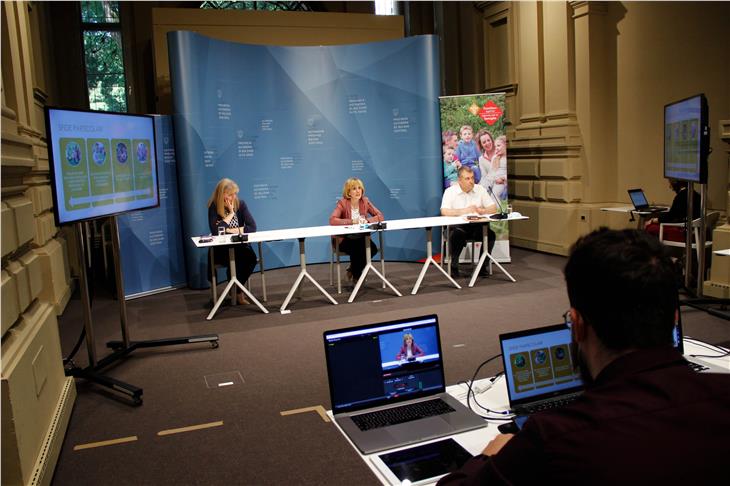 Gemeinsam mit Martina Ladurner (l.) und Karlheinz Malojer (r.) hat Landesrätin Deeg (Mitte) über die Herausforderungen für die Sommerbetreuung 2020 berichtet. (Foto: LPA/Greta Stuefer)