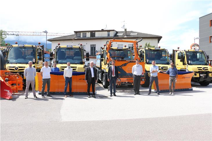 Sieben neue Unimogs haben LR Alfreider (5.v.l.) und Abteilungsdirektor Sicher (6.v.l.) den Mitarbeitern kürzlich für den Einsatz auf den Straßen übergeben. (Foto: LPA/Ingo Dejaco)