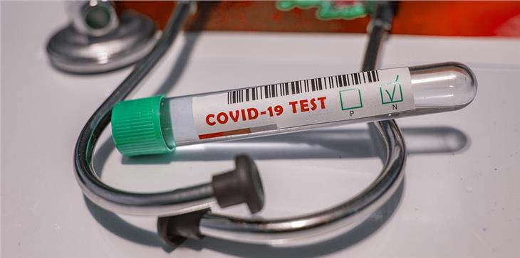 Im Auftrag des Südtiroler Sanitätsbetriebes wurden bisher 76.345 Abstriche von 36.698 Personen auf das neuartige Coronavirus untersucht. (Symbolbild: pixabay)