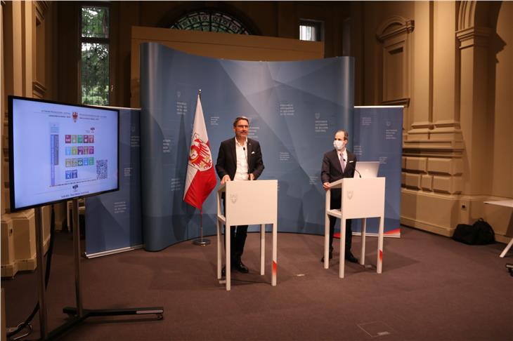 LH Kompatscher (l.) und Timon Gärtner stellten das neue Online-Messinstrument des ASTAT zu den SDG-Zielen vor. (Foto: LPA/Fabio Brucculeri)