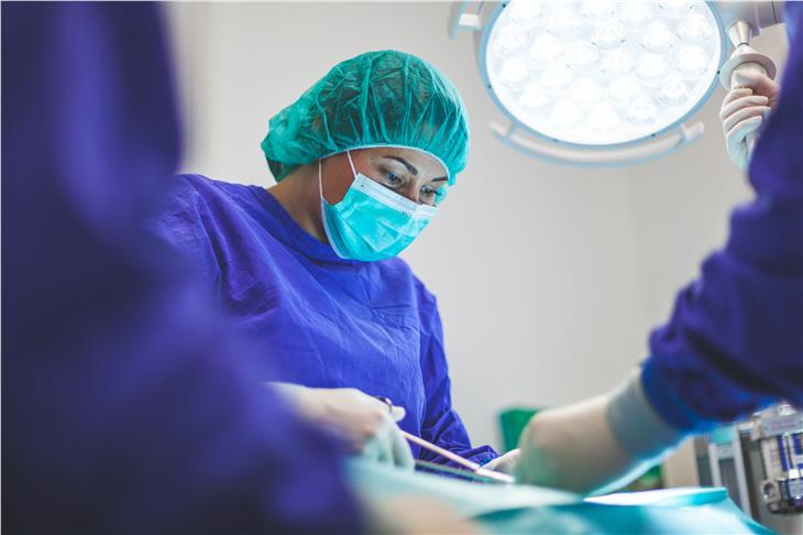 Eine Ärztin (im Symboldbild am Operationstisch) oder Arzt wird für die Leitung der Abteilung Multidisziplinäre, orthopädische-traumatologische Chirurgie in Innichen gesucht. (Foto: unsplash.com)