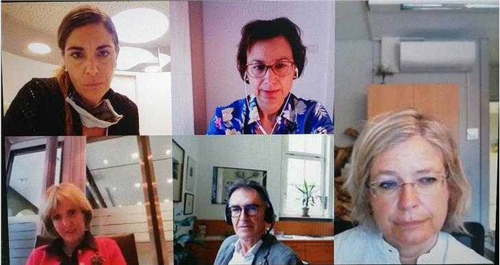 In einer Videokonferenz haben Sabine Cagol (oben, l.), Roger Pycha (unten, Mitte) und Brigitte Meraner (r.) mit LRin Deeg (unten, l.) und ADin Trentini (oben, Mitte) die psychosozialen Folgen der Krise besprochen. (Foto: LPA)