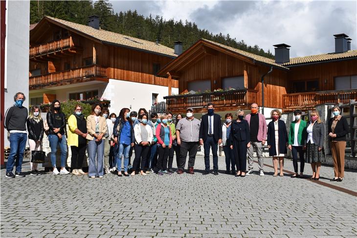 Gesundes Essen und Ernährungsbildung steht im Mittelpunkt des neuen Projektes der ladinischen Kindergärten, das heute in St. Martin vorgestellt wurde. (Foto: LPA/Roman Clara)