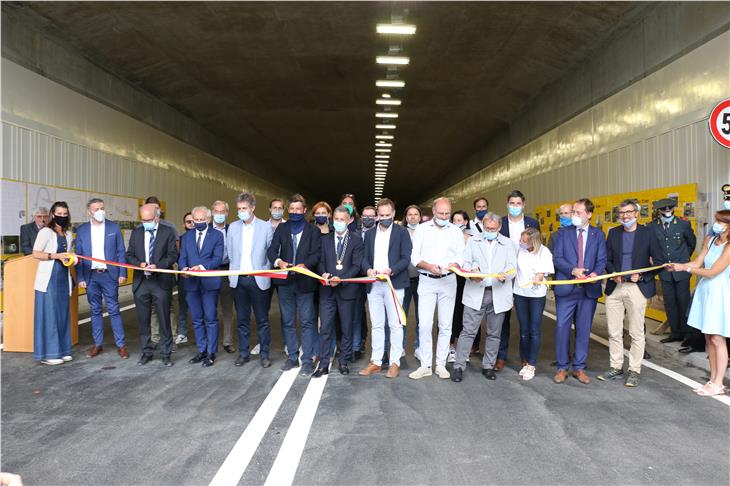 Banddurchschneiden zur Eröffnung des neuen Mittelanschlusses (Foto: LPA/Ingo Dejaco)