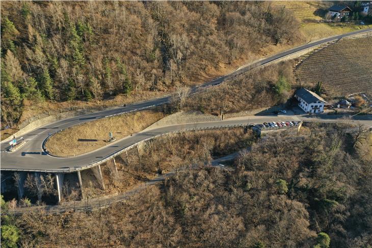 Ein weiterer neuralgischer Abschnitt der Landessstraße nach Völs soll sicherer werden. (Foto: LPA)