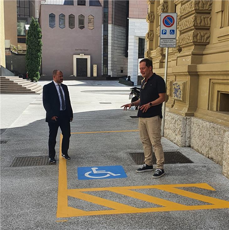 Seit dieser Woche stehen am Silvius-Magnago-Platz in Bozen wieder zwei Parkplätze für Landesangestellte mit Beeinträchtigung zur Verfügung. (Foto: LPA)