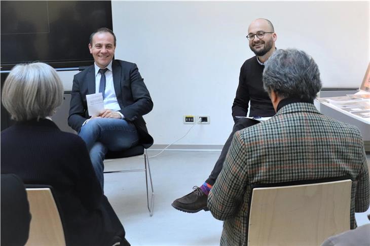 Der Landesrat für italienische Kultur Giuliano Vettorato und sein Ressortdirektor Claudio Andolfo bei einem Treffen mit den Vereinen. (Foto: LPA)