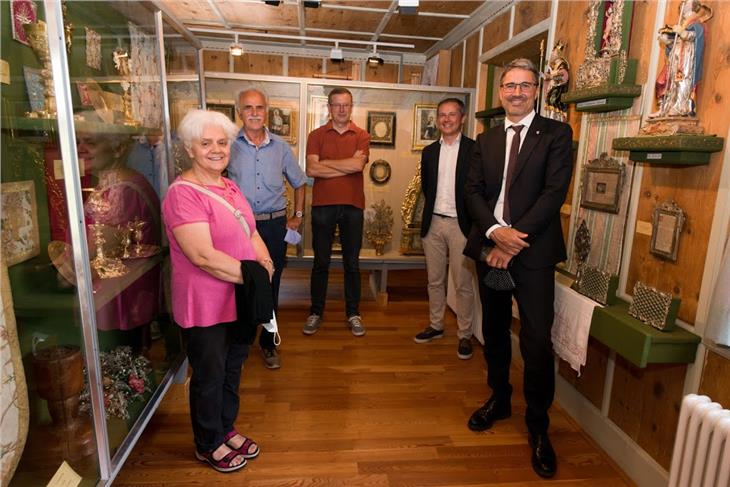 Die Vorstandsmitglieder des Museumsverein Aldein Magda Ploner und Toni Stürz, Vizepräsident Rainer Ploner, Präsident Peter Daldos und Landeshauptmann Arno Kompatscher beim Besuch im Dorfmuseum Aldein (Foto: LPA/Museumsverein Aldein)