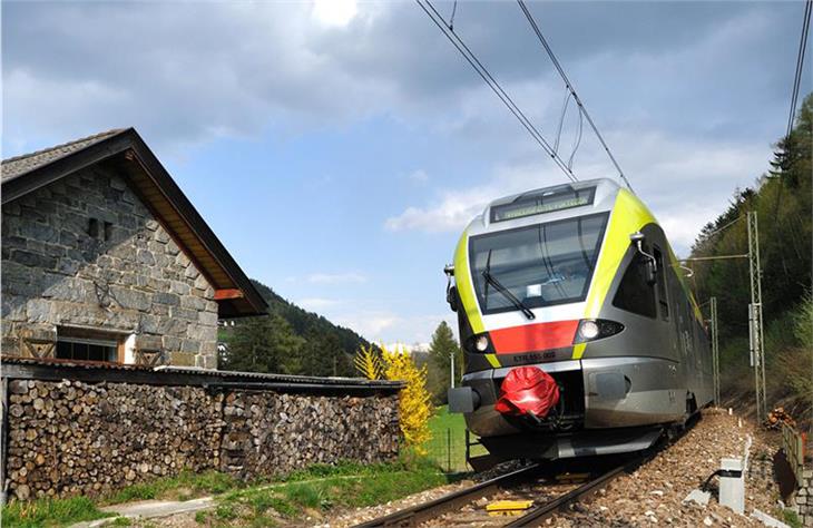 Im Moment steht die Pustertal Bahn still. An mehreren Orten sind die Gleise verlegt. Die Aufräumarbeiten laufen. (Foto: LPA)