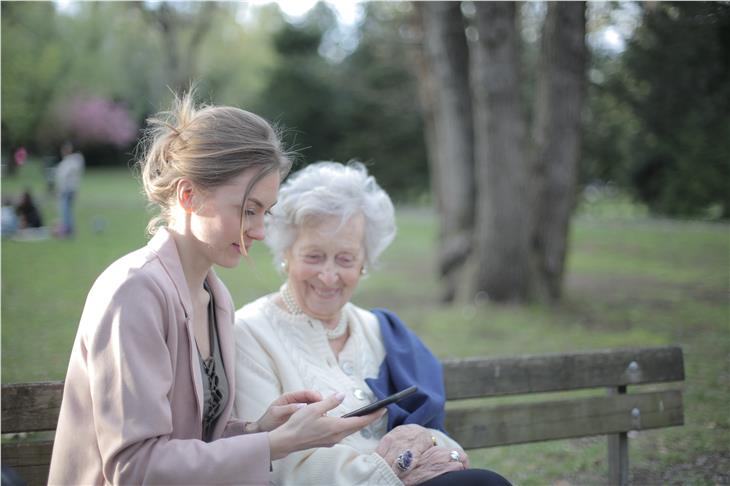 Die Besuche in Seniorenwohnheimen können künftig unter gelockerten Bedingungen stattfinden. (Foto: pexels)
