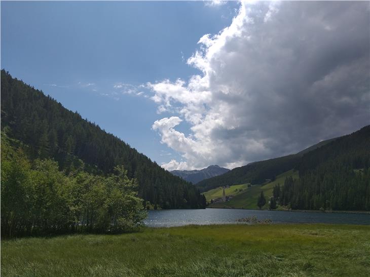 Sonne, Wolken und Niederschläge: Über all seine Tage verteilt, zeigte sich der heurige Juni durchschnittlich. Im Bild der Durnholzer See am Sonntag, 28. Juni. (Foto: LPA/Maja Clara)