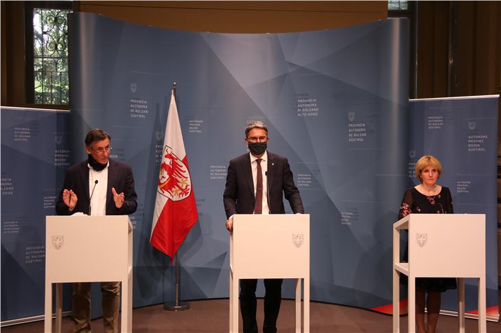 LR Widmann, LH Kompatscher und LRin Deeg (v.l.) bei der heutigen Pressekonferenz nach der Regierungssitzung. (Foto: LPA/Fabio Brucculeri)