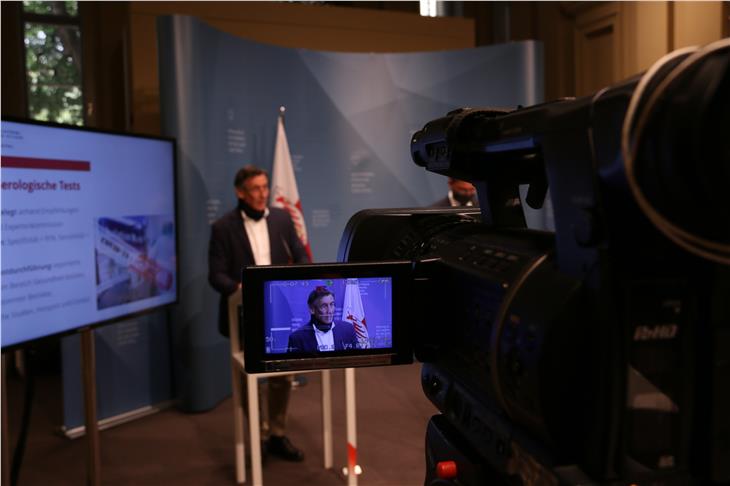 LR Widmann heute in der Pressekonferenz: "Wir passen die Tarife für fachärztliche Leistungen an, werden so  konkurrenzfähig und reduzieren Wartezeiten." (Foto: LPA/Fabio Brucculeri)